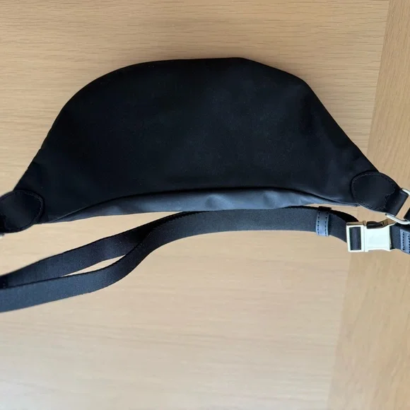 Kate Spade Black Crossbody Bag Sleek Designer Accessory - Picture 6 of 6